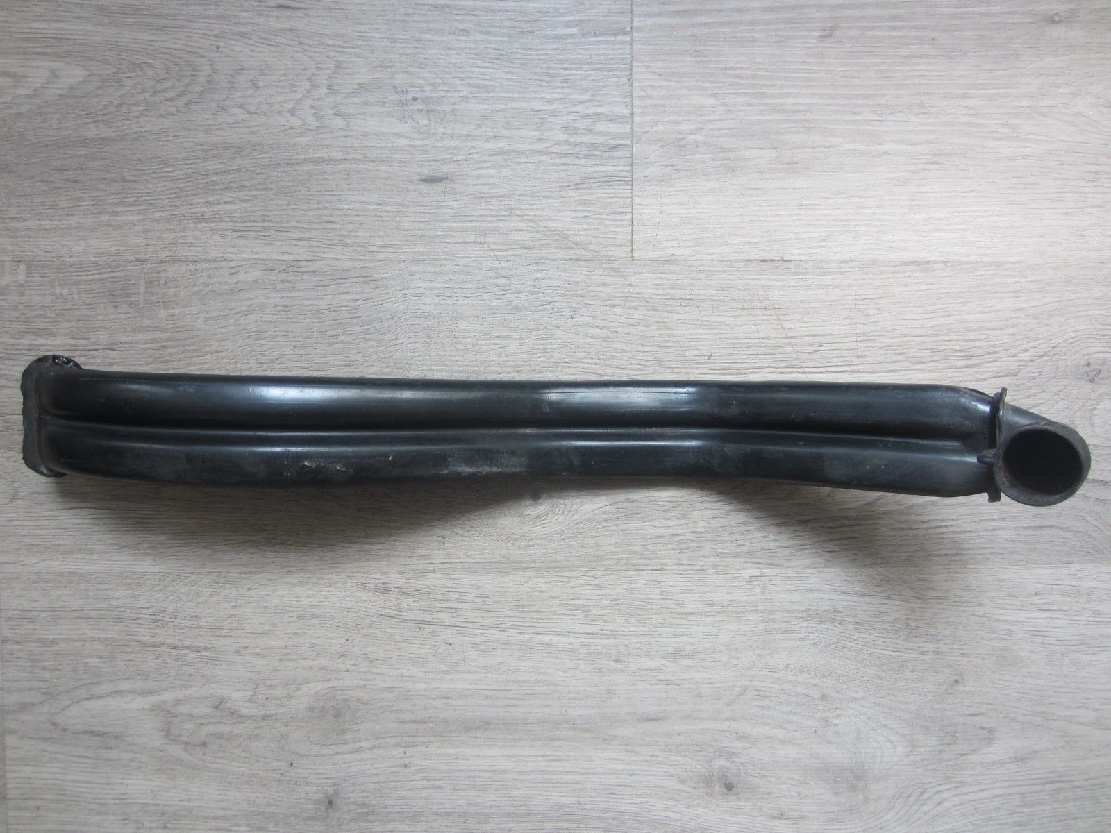 Tubo scarico acqua griglia cofano VW 1303 Maggiolone 133819533